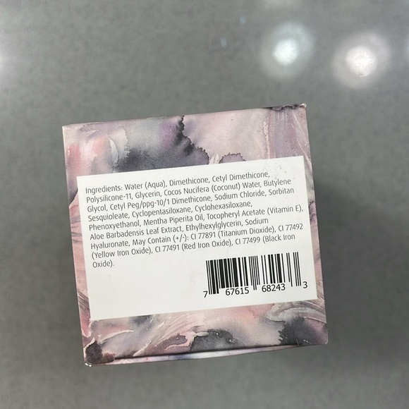 Terre Mere pore perfecting mattifying face primer. New in box - Picture 3 of 4